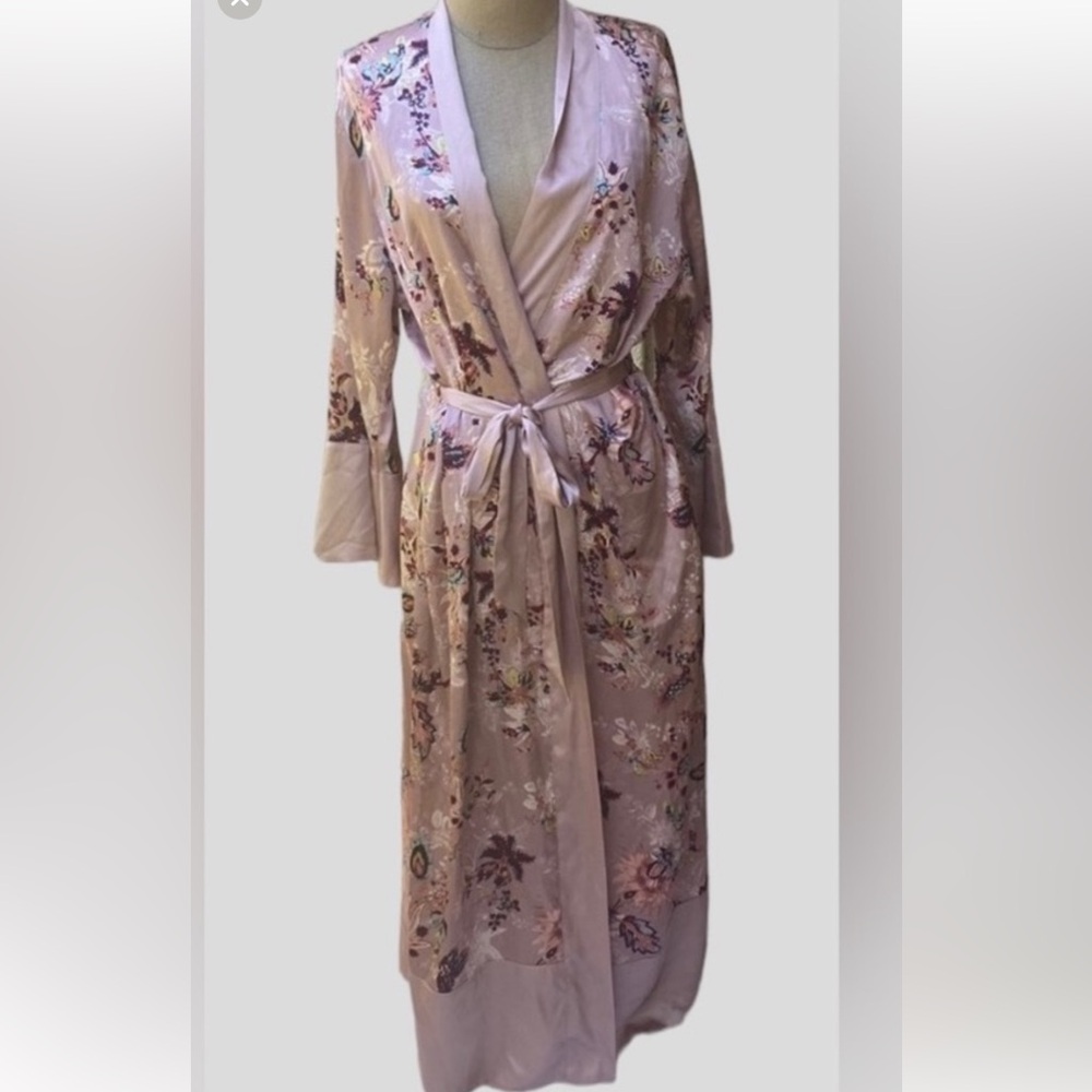 Victoria Secret beautiful floral robe with great inside tie snd outside tie.